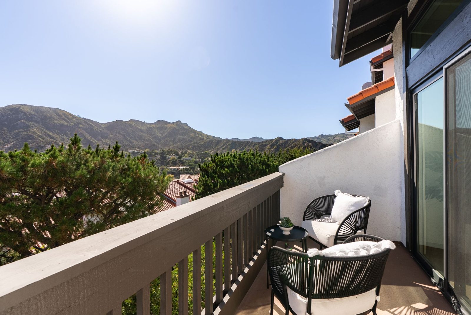 Balcony with two chairs and a view of the mountains